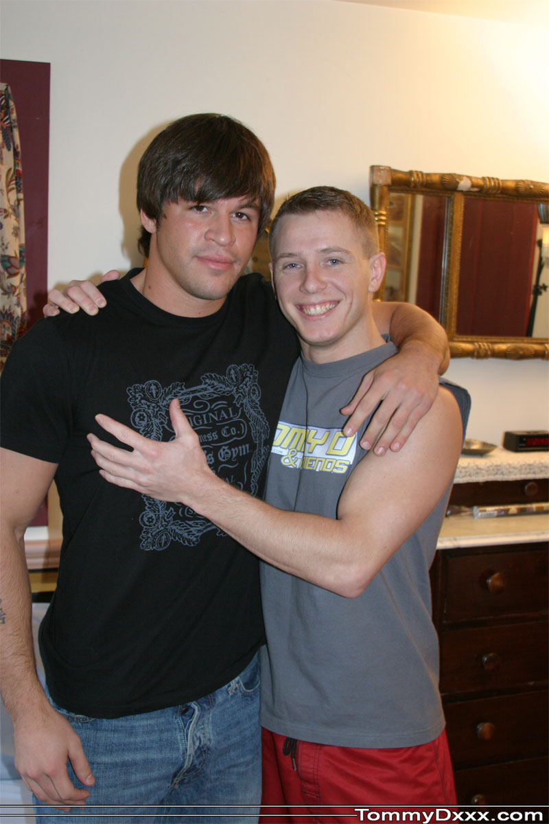 Muscular gay brunette Brodie receives great head from short blonde Tommy D  