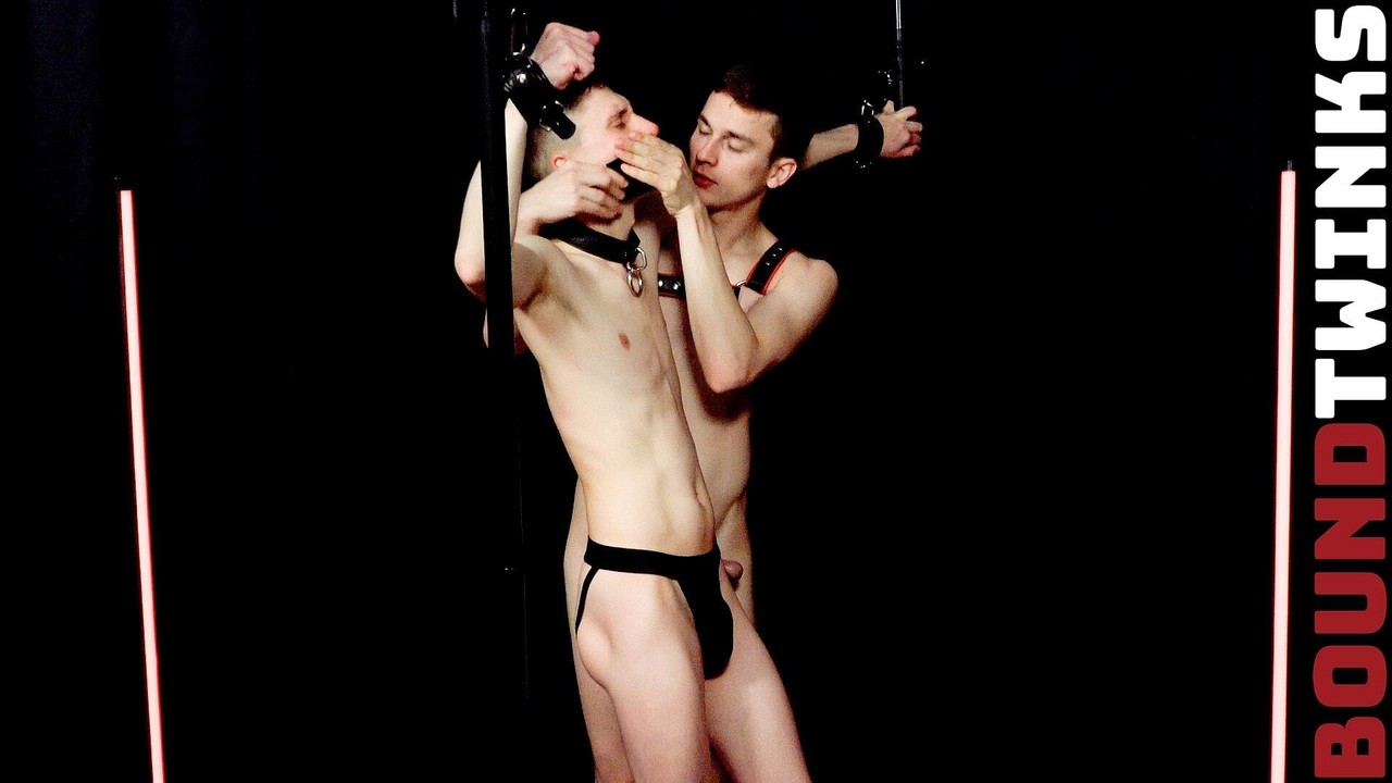 Skinny American twinks Andrew Bolt and Tyler Tanner fuck in BDSM action  
