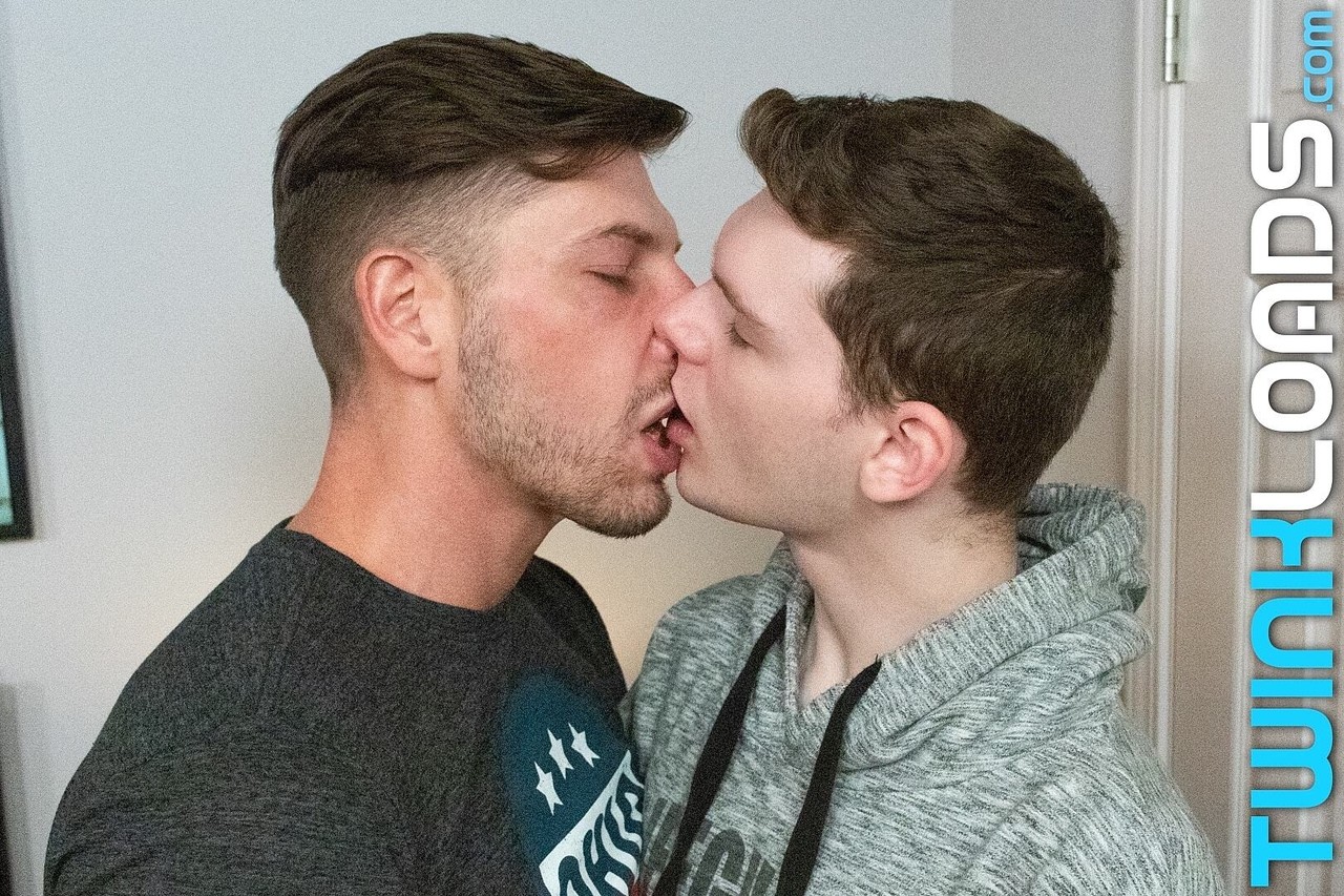 Muscle jock Jordan Starr gets his ass licked & fucked by gay hottie Ethan Tate  