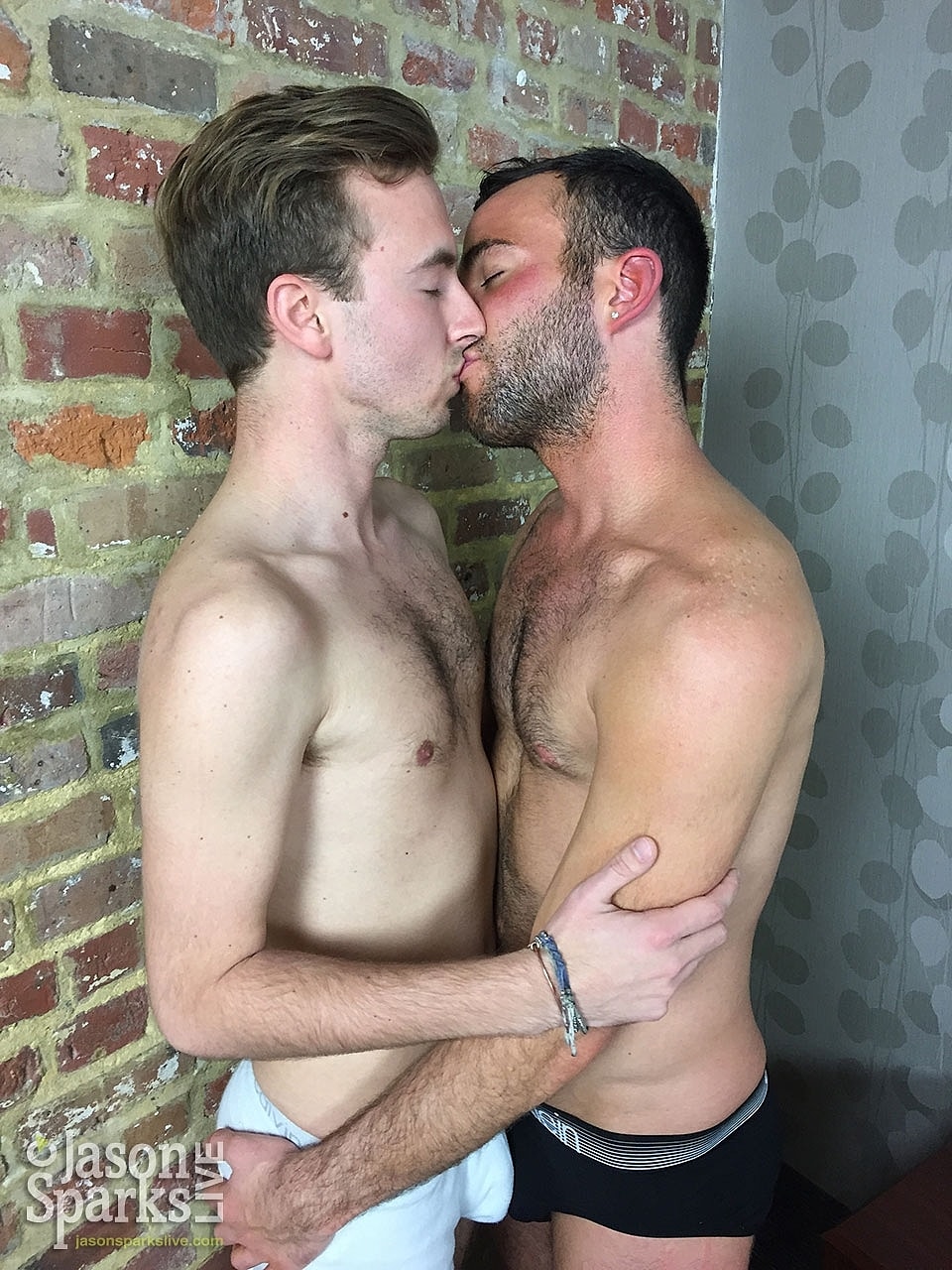 Skinny twink Pierce Blake gets his bum hole pounded by gay brunette Alex Mason  