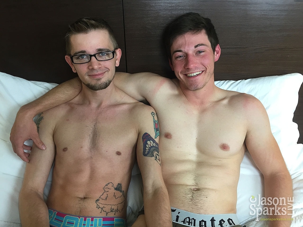 Cute gay nerd Joshua James gets his bum hole penetrated by tall Logan Cage  