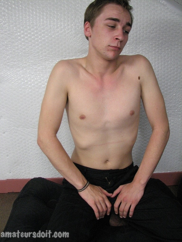Good-looking amateur Jimmy Twink strips & plays  